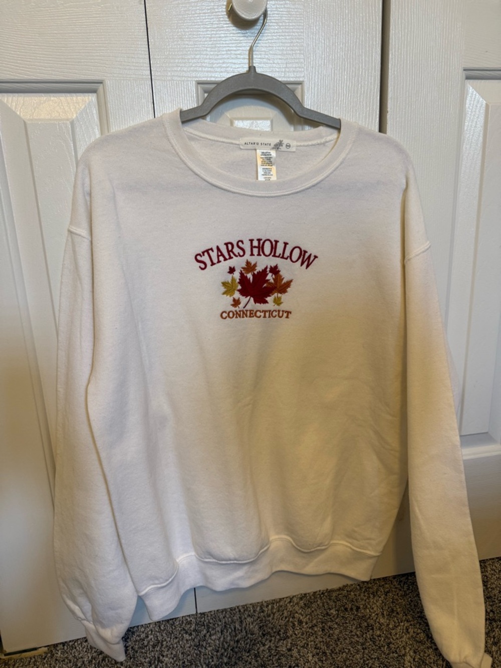 Stars Hollow Connecticut Cream Graphic Pullover Sweater - Picture 2 of 2
